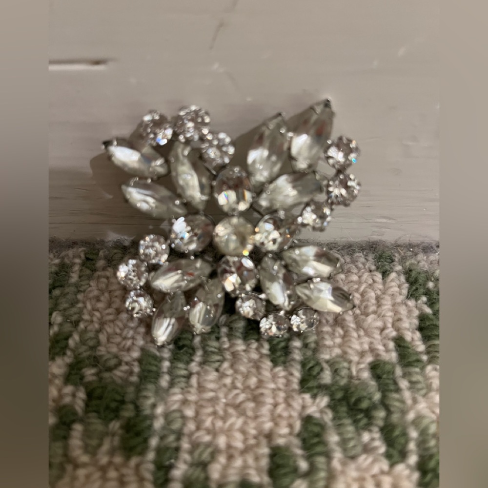 Beautiful rhinestone brooch 4 inches - elegant!
